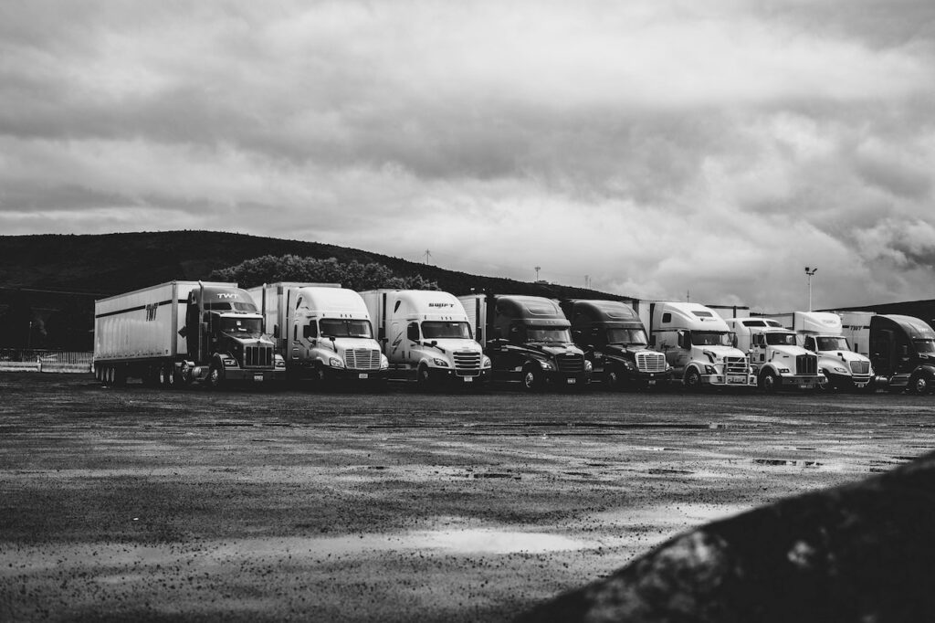 lastbiler på række, i et meget gråt vejr